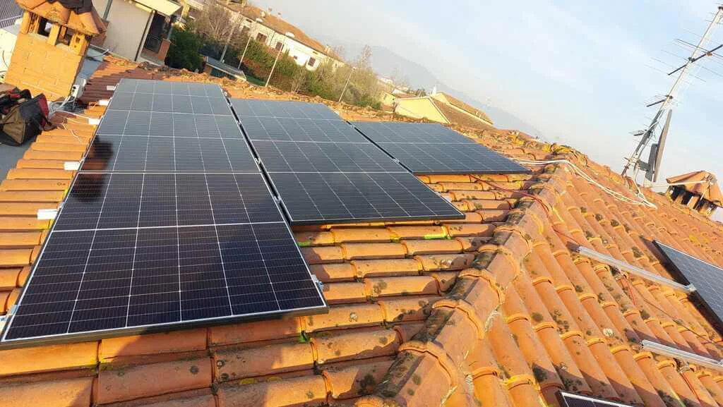 Impianto fotovoltaico Rossodisera su una copertura