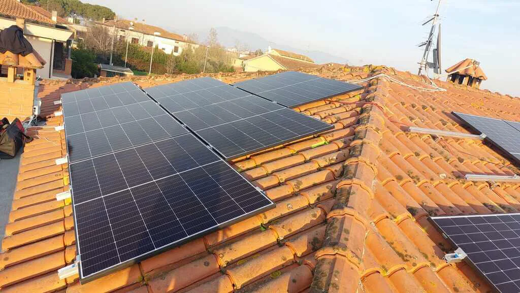 Pannelli fotovoltaici su una copertura commerciale
